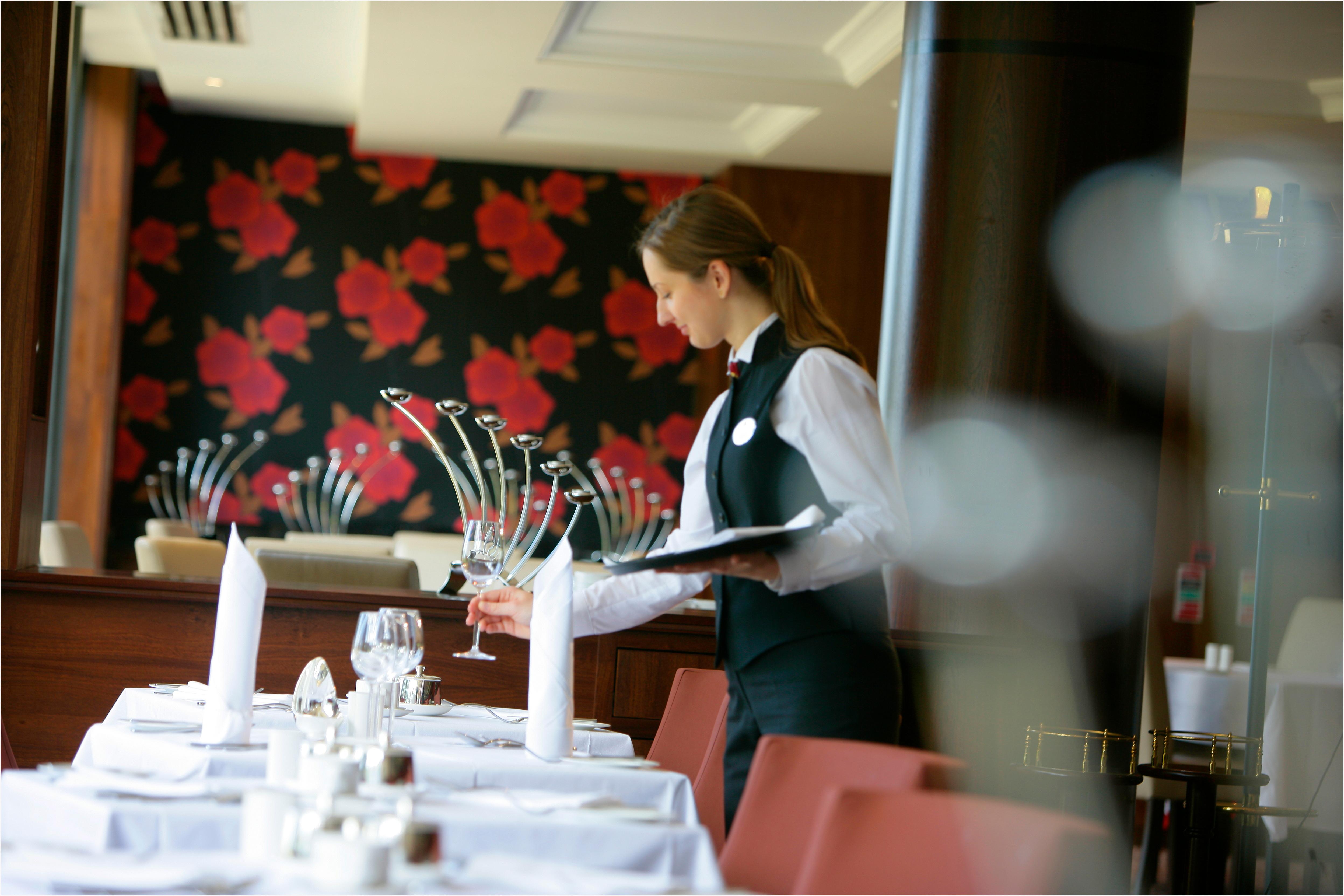 Hotel Lyrath Estate Kilkenny Exterior foto A restaurant hostess